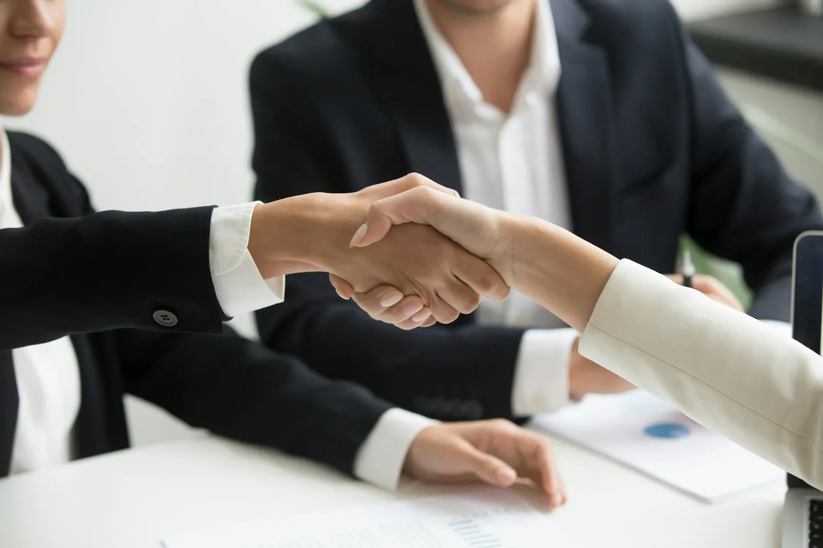 Twee ondernemers in gesprek tijdens een netwerkmoment met koffie in de hand